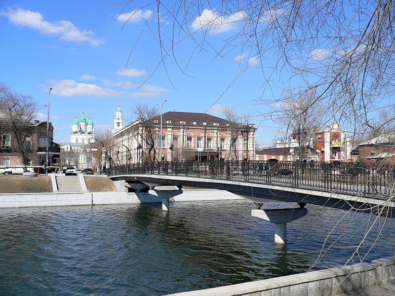 Волжская венеция - астрахань. Красный мост астрахань большие исады. Мосты каналы астрахань. Набережная астрахани достопримечательности. Мосты каналы астрахань.