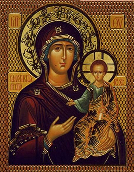 День почитания 20 июля. 
 


Молятся о защите от врагов и недоброжелателей, о покровительстве в семейной жизни.

 Икона Божией Матери Влахернская не первый год считается одной из древнейших во всем мире. Создание святыни датируется 302 г. Икона эта из Влахернского храма, который расположен в те времена был в Константинополе, стала началом иконографии «Одигитрия» (Путеводительница).

 

Когда столицу захватили авары, патриарх Сергий (610-631 г.г.) обходил город с молитвами к Заступнице о спасении и освобождении земли его. В память о том, что выполнила Богородица прошения патриарха стали праздник отмечать. Совершалось торжество в каждую субботу пятой седмицы Великого поста. Известен праздник как Похвала Пресвятой Богородице или же «Суббота Акафиста».
Первое время празднование состоялось лишь в Константинополе, во всем известном Влахернском храме. С IX века праздник почитается в монастыре преподобного Саввы Освященного, а после был он включен и в Постную Триодь. Такой известности торжество достигло, что отмечать его стала вся Православная церковь.

 

С 1654 г. Влахернская икона находилась во власти царя Алексея Михайловича, который получил образ в качестве подарка. Несколько версий дальнейшей доли иконы существует. Одна гласит о том, что когда турками был взят Константинополь, афонскими монахами образ был передан в Москву. Другая версия вещает о том, что после падения Константинополя во спасение иконы ее перенесли в женский монастырь, именуемый в честь Христа Пантократора. Когда же церковь со всем, что в ней находилось, замуровали, на месте храма была воздвигнута мечеть. Икона находилась на тот момент в церкви, и обнаружили ее только в 1616 г. После этого святыня попала к христианам, которые и отправили ее в дар царю московскому.
Икона эта весьма необычная, поскольку представлена рельефным изображением Матери Божией. На левой руке Богородицы сидит Младенец, который одной рукой благословляет, а в другой держит свиток.

 

Многие иконописцы, да и простые христиане замечали, что не красками нарисованная икона, части тела Богородицы и Младенца заметно выступают с поверхности доски. Павел Алеппский, который описывал визит патриарха Макария в Москву, говорил, что некий страх ощущается при взгляде на икону.
Более чем два столетия византийское сокровище пребывало в Успенском храме Кремля. После того, как собор был закрыт для прихожан, икону перенесли в Крестовоздвиженскую церковь, которая находится на Воздвиженке. Когда этот храм в 1931 г. разрушили, святыню перенесли в Кремль. Икона стала частью собрания Государственных музеев Московского Кремля (пребывает святыня в собрании этом и сейчас).

 

В Третьяковской галерее находится еще одна икона Влахернская Пресвятой Богородицы.