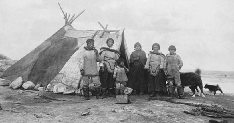 Семья эскимосов. Фото 1917 года.