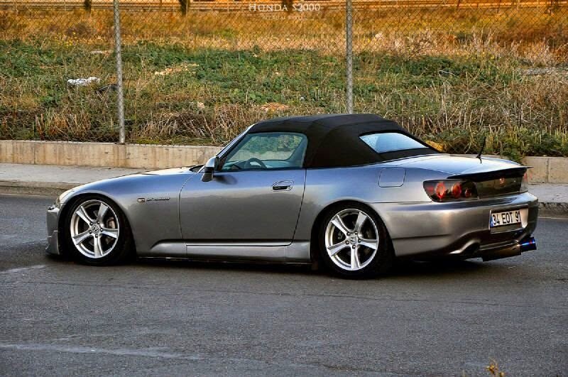 Honda S2000  есть с мягкой крышей так и с жёсткой.