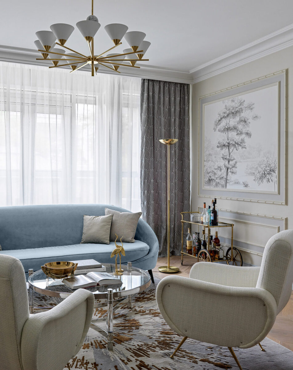 Малая гостиная. Винтажная барная тележка, Redecoration Store. Диван, Vibieffe; кресла винтажные; ковер, Art de Vivre. Гипсовые молдинги в форме бамбукового стебля выполнены по эскизам декоратора. Обои с ручной росписью, Fresq; люстра, Visual Comfort & Co., салон Decorum. Торшер итальянский, 1970-е, куплен в Correct Form. Журнальный столик, Eichholtz; салон, Importhome; портьеры, Daylight.