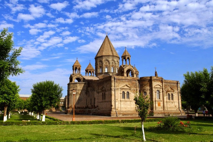 Главный храм Армянской апостольской церкви - Эчмиадзинский собор 