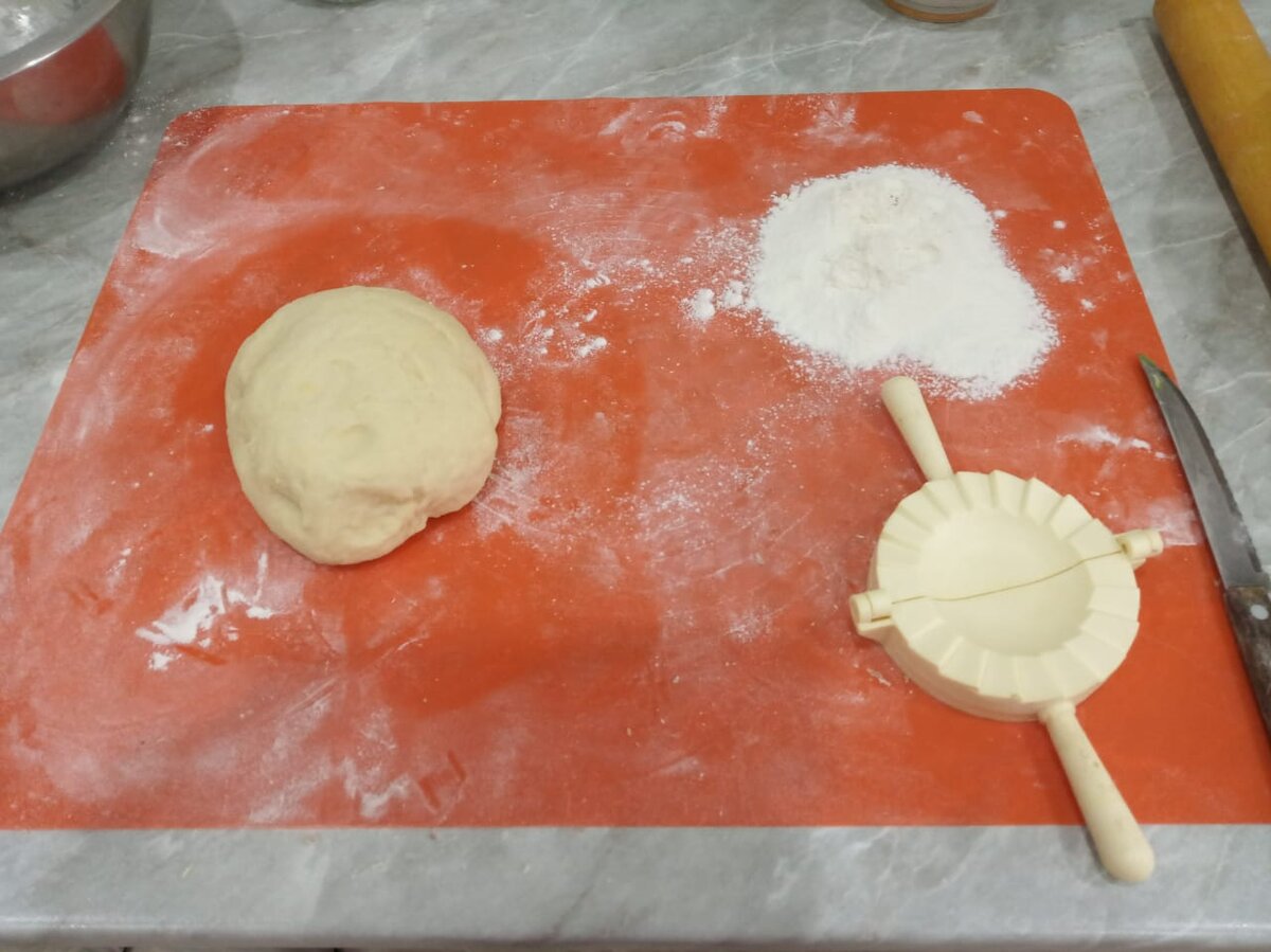 Далее я взяла доску насыпала ее мукой и в специальной форме сделала вареник как на фото 