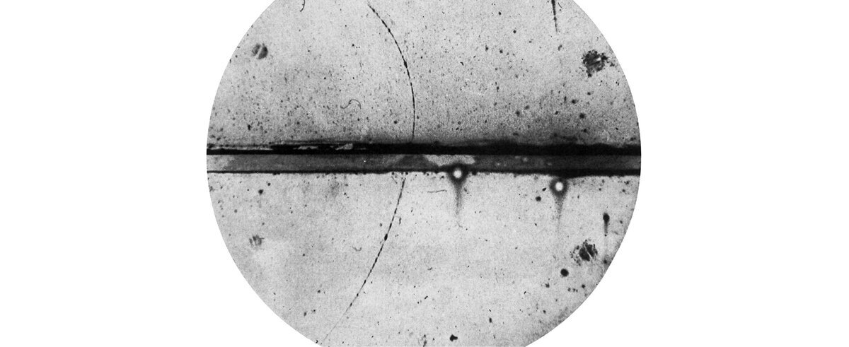 Иллюстрация: Public Domain / Фото из камеры Вильсона / Трек от позитрона