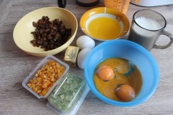 ШАГ 1:
Итак подготовим такие продукты. Изюм я взяла уже готовый. Вы можете залить сразу его коньяком.