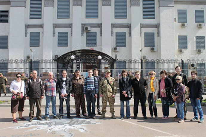 Изотов в компании с организатором нападения (в центре в камуфляже). 
