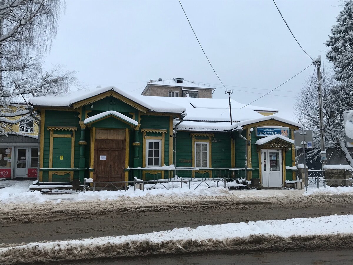 В исторический дом впилить пластиковую дверь и сверху закрепить рекламу Балтика – это преступление