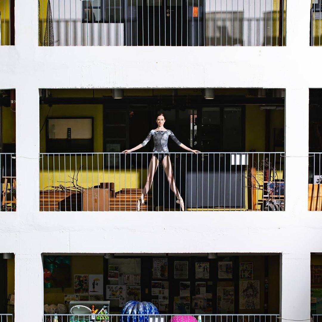 Фотограф: Lee Wai Leung, Балерина: Ashleigh Bennett, Купальник: Zidans Купальник 2 Рукава, испачканный принтом