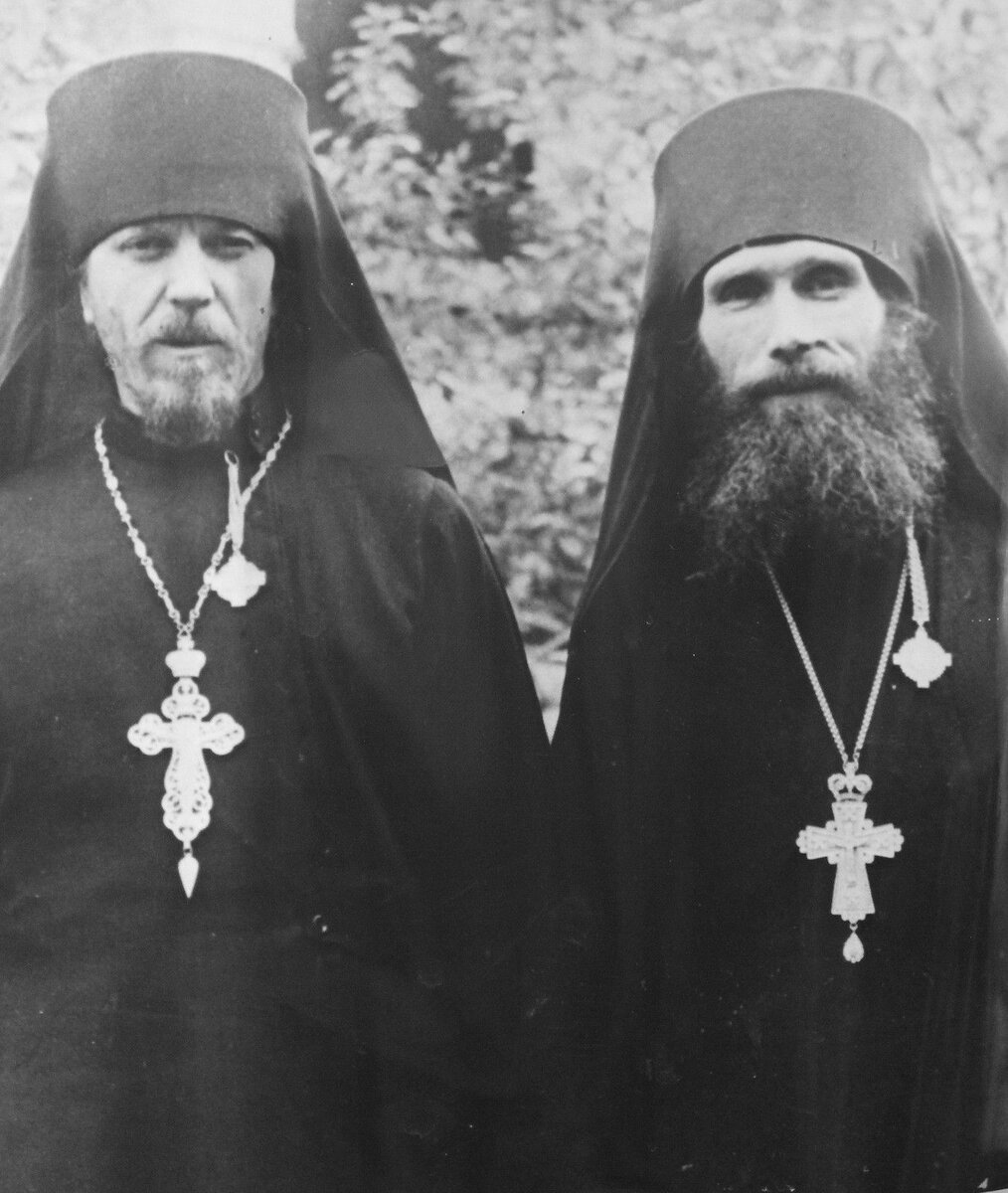 Лаврские духовники архимандриты Тихон Агриков и Кирилл Павлов.
