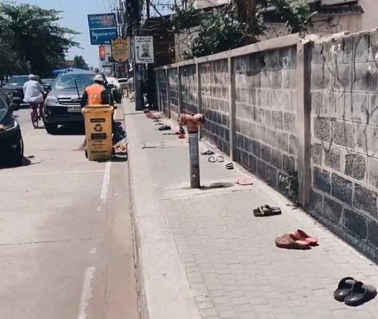 Зачем сейчас в Паттайе (Таиланд) на тротуарах оставляют обувь. Оригинальный способ занять очередь