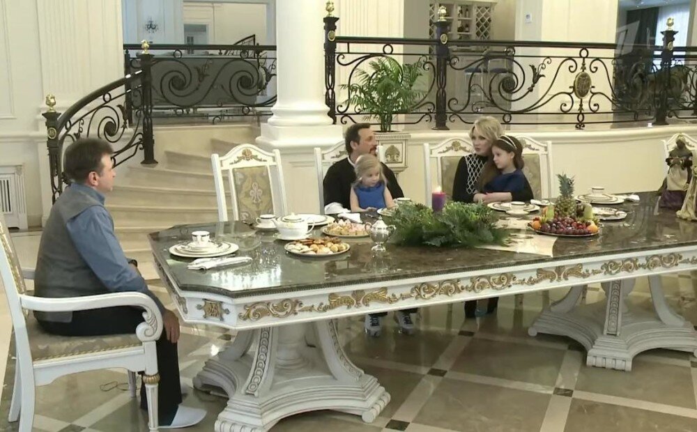 2.Самый дорогой, по данным журнала Forbes, певец российской эстрады Стас Михайлов живет на Рублевке в доме стоимостью под миллион евро.Также Михайлов — обладатель квартиры в одном из самых дорогих московских жилищных комплексов. 