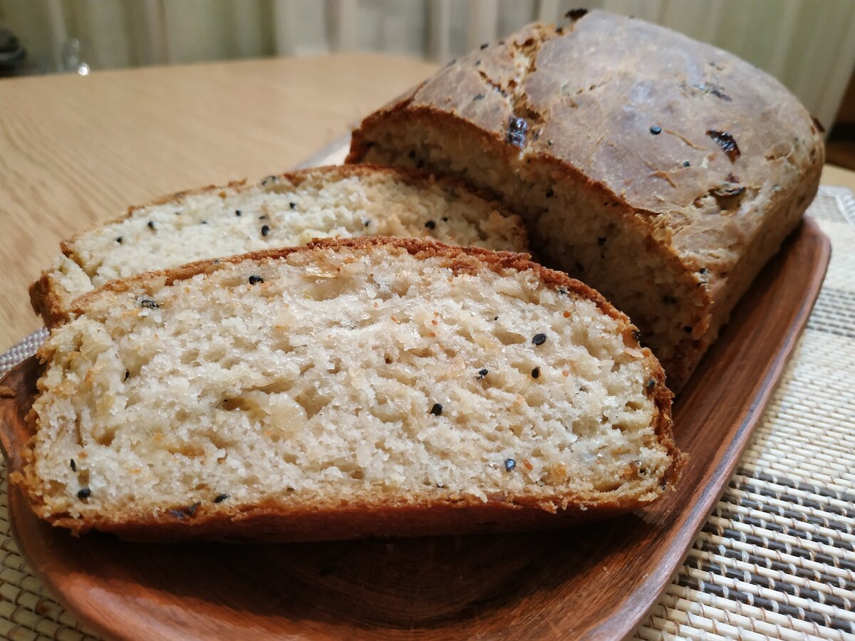 Хлеб дрожжевой в домашних условиях в духовке. Луковый хлеб. Дрожжевой хлеб. Хлеб с жареным луком в духовке. Дрожжи для хлеба.