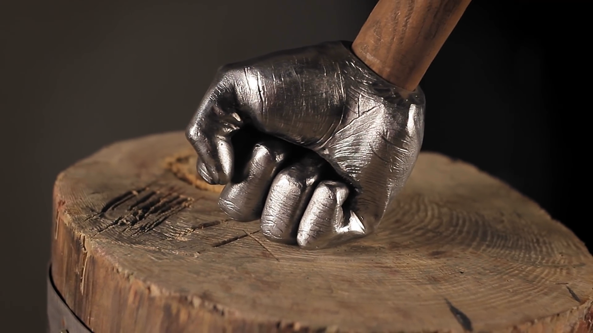 кисть и молоток. необычный молоток. клевец кулак. большие деревянные молоты. кулак из металла своими руками.