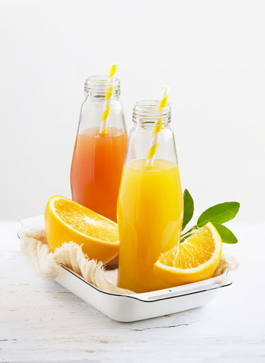 Несомненно, во фруктовых соках (при условии, что они натуральные и качественные) может содержатся ряд витаминов и минералов. Тем не менее, полезными эти напитки назвать нельзя: с незначительным количеством витаминов вместе с соком в организм поступает и  сахара — его в соках практически столько же, сколько в сладкой газировке. Так что куда лучше есть свежие фрукты, а от фруктовых соков отказаться.