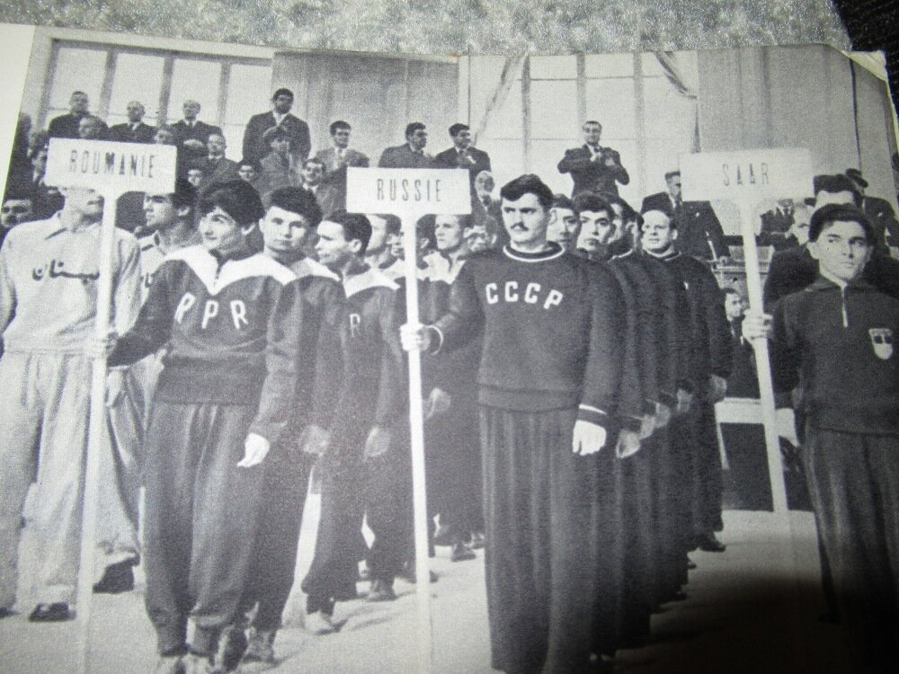 Иллюстрация из журнала "Огонек" 1953 года, команда из СССР с табличкой "Россия", на западе СССР воспринимали Россией, а не РСФСР    