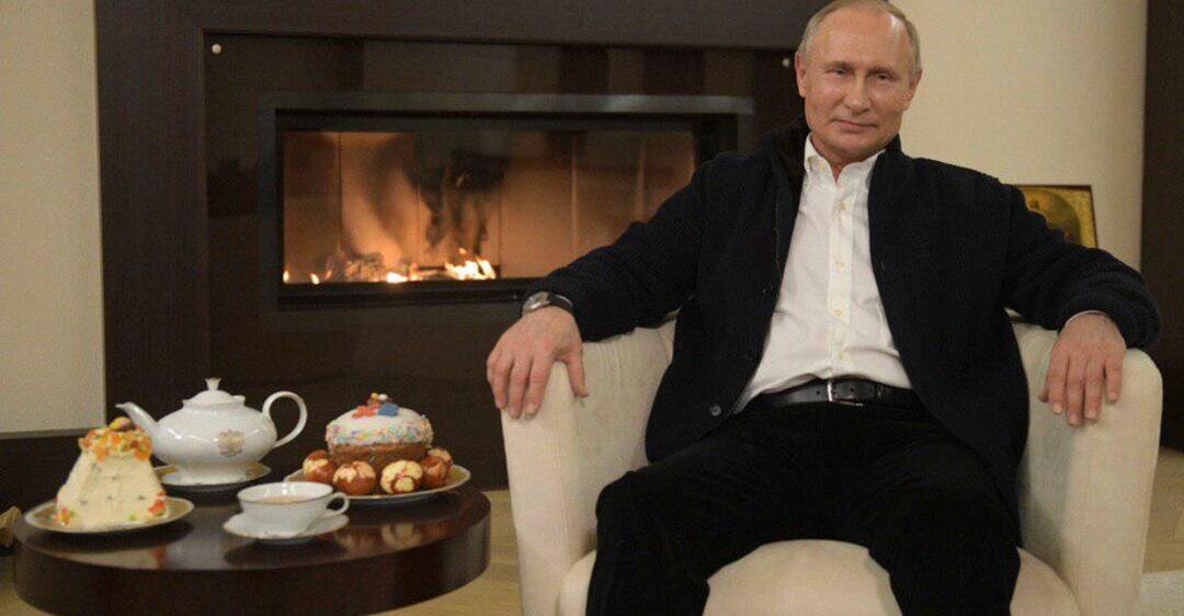 https://www.obozrevatel.com/curious/pashalnyij-stol-putina-krashenyie-yajtsa-pasha-i-kulich.htm