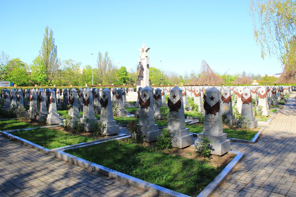 мемориал советским воинам на Ольшанском кладбище
