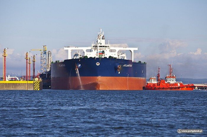 В порту Гданьска танкер выгружает саудовскую нефть. Куда она хлынет дальше?
