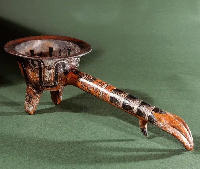 Ацтекская курильница благовоний, рукоятка в виде Тецкатлипоки, коготь индейки. Werner Forman / Universal Images Group/Getty Images