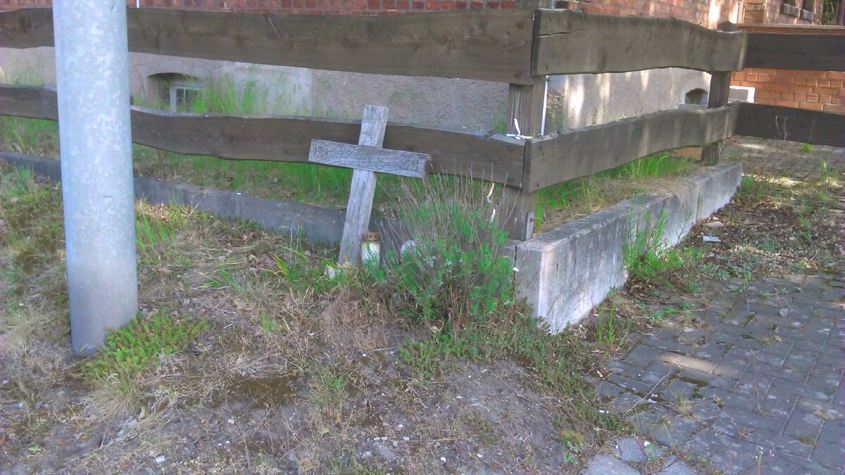    Вылинявший крест и лампада  -поминальный знак об умершем на дороге 