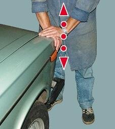 Чтобы оценить передние или задние амортизаторы нужно раскачать соответственно перед или зад автомобиля руками несколько раз, нажав вниз на край кузова, и отпустить в нижней точке хода. Если амортизаторы исправны, то край кузова плавно без раскачивания поднимется из нижней точки в верхнюю. Если же он, достигнув верхней точки, не остановится, а будет продолжать раскачиваться вверх-вниз, то амортизаторы с этой стороны кузова требуют себе замену.