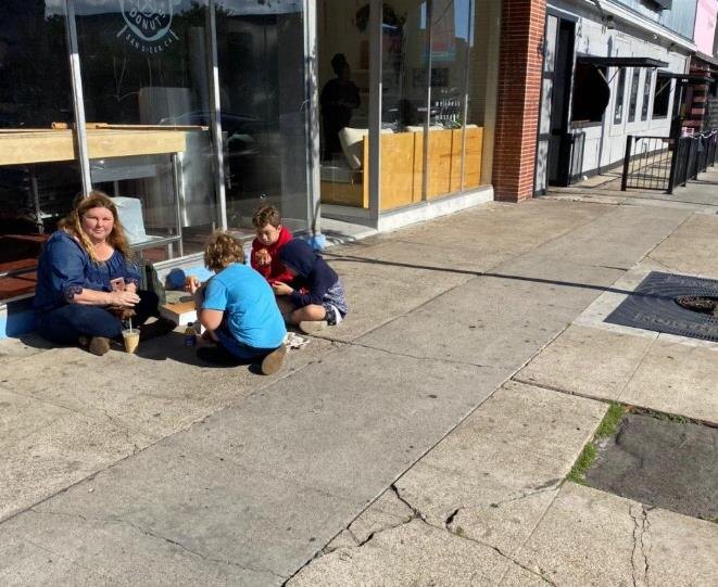 Фото семьи, которая на улице просто села покушать. Если что, такое не часто увидишь, но бывает. Таким никого не удивишь тут