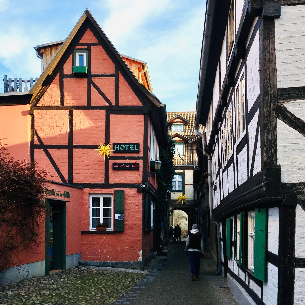 Узкая городская улица с редкими туристами