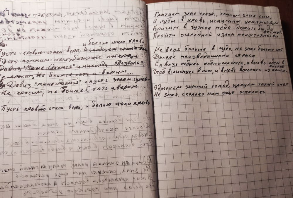 фото личного архива - нет, не "из архива", а как раз-таки архива) 
к вопросу о стихах от руки
