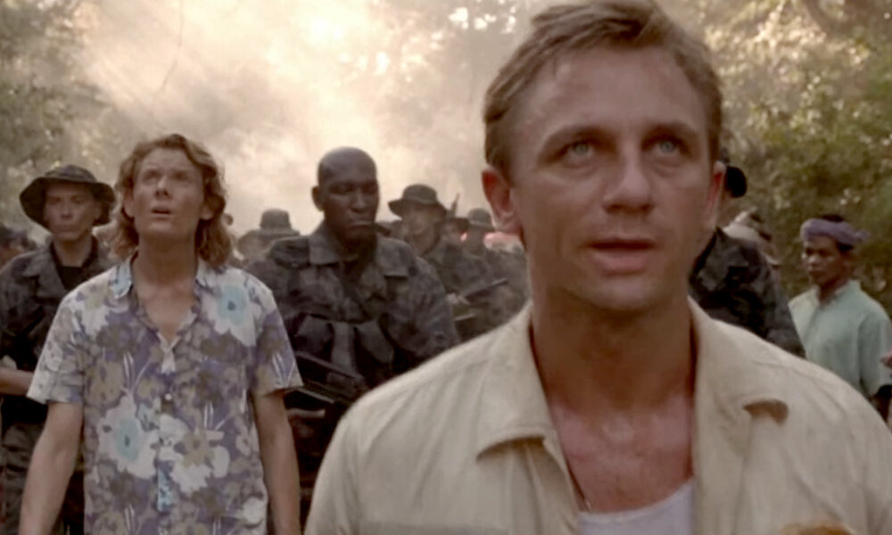 Дэниел Крейг в роли Алекса Веста. Кадр из кинофильма "Лара Крофт: Расхитительница гробниц" (2001), режиссер Саймон Уэст, сценаристы Патрик Мэссет, Джон Зинмен, Сара Б. Купер, композитор Грэм Ревелл. Скриншот кадра для иллюстрации