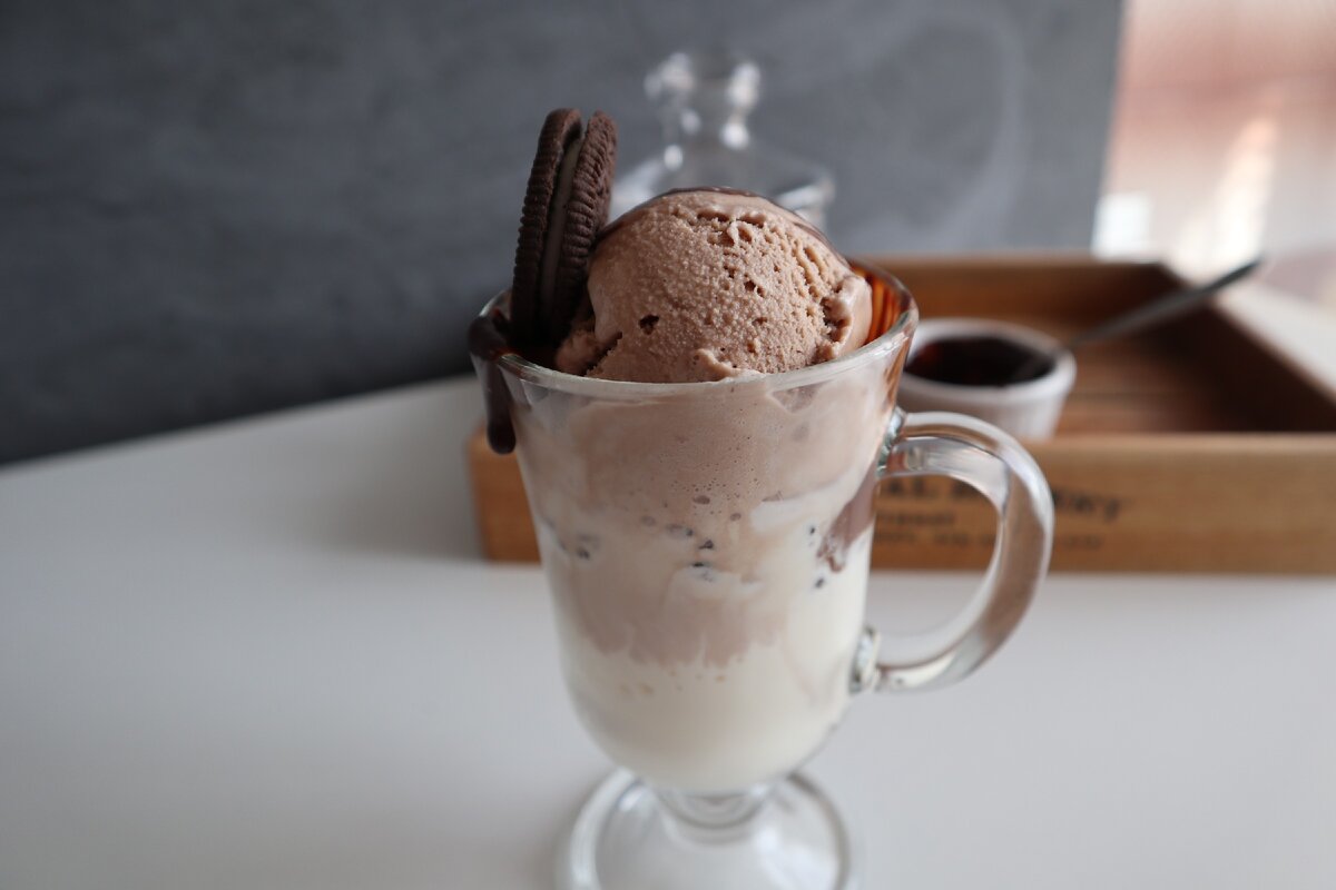 Десерт с шоколадным мороженым
