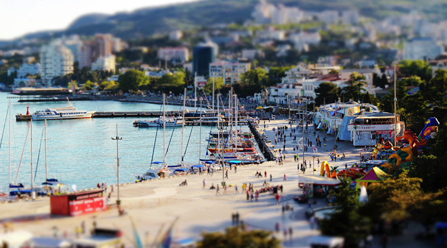 Люди на набережной Ялты / Фото: Андрей Бурдейный