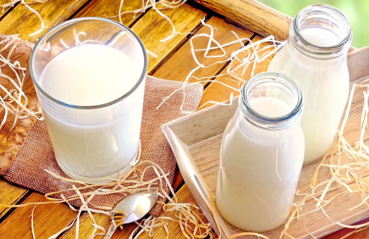 В стакане молока, вместимостью 200 мл, находится примерно 7-8 грамм белка, который используется в качестве строительного материала для клеток организма.