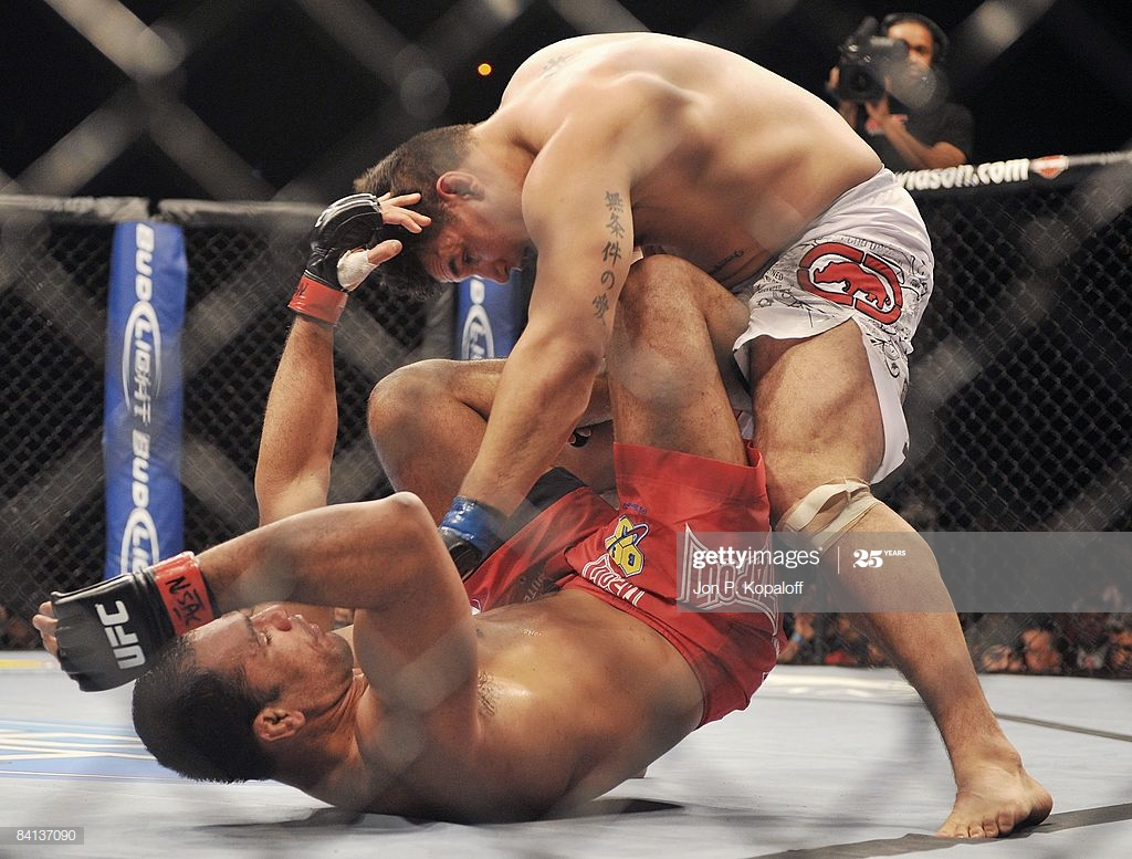 Фрэнк Мир нокаутирует Ногейру и становится временным чемпионом UFC.