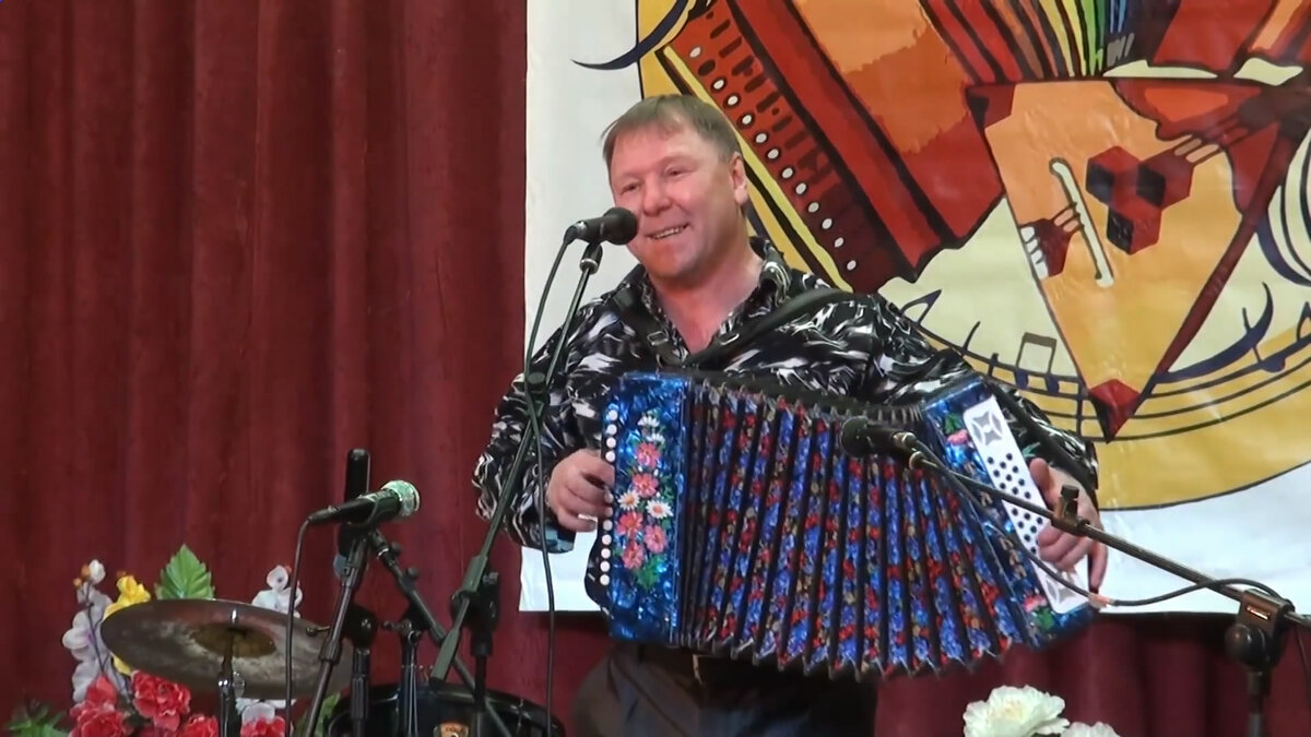 Музыкант, гармонист, автор и композитор Василий Меркучев. 