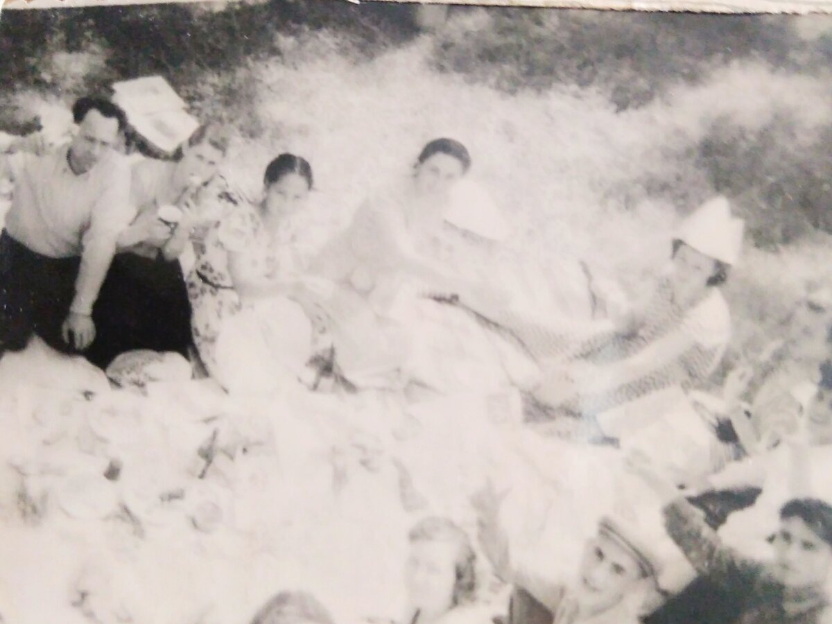 Обеденный перерыв во время уборки хлопка. 