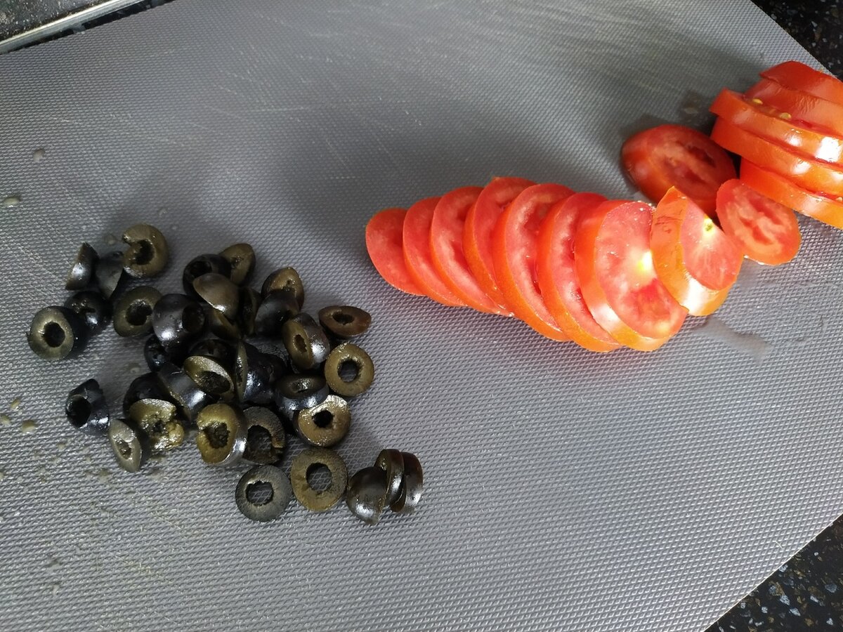 Помидоры промыть и нарезать колечками, если помидоры очень крупные, можно нарезать на 2-4 части. Маслины нарезать колечками. 