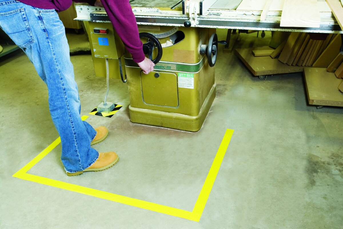 Разметка на полу в производственном цехе 