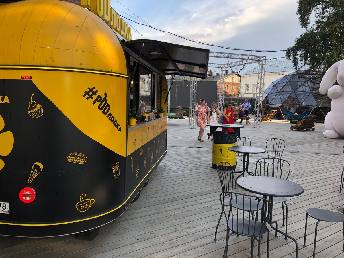 Уютный релакс-пятачок встречает фастфуд-фургончиком и белым кроликом 