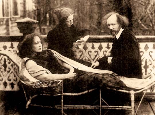 Вячеслав Иванов и жена Лидия (лежит). Источник фото: ivanov.lit-info.ru