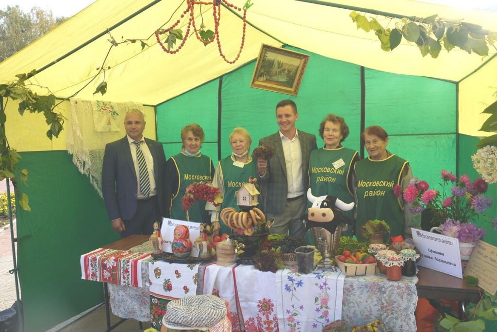 Илья Холодов (в центре) с участницами выставки
