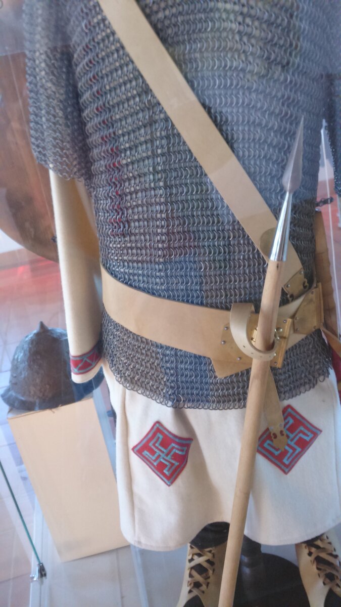 УРОК ИСТОРИИ Императоры были большими сволочами и Юстиниан тем паче. 27.09.20 посещение крепости где хранилась казна Юстиниана «Цари Мали град» красноречивый тому факт! Это позднеантичная римская крепость на заросшей лесом горе Спаса (990м). Добираться, -   2 тропы для восхождения. Одна – нескончаемый серпантин, вторая – не просто крутая, зимой на лыжах вряд-ли кто рискнул бы съехать. Те кто дошел до крепости по наивности выбирает эту крутую тропу и тут держась за шаткие перила начинается самое интересное.... Но! Красота то какая! Внизу село Белчин с красными черепичными крышами и синими пятнами бассейнов с миниральной горячей водой. Люди гору использлвали еще со времен ранней железной эпохи (VIII – VI век до н.э.). Открыто множество ям култового характера, а вот фрагментов жилищ местного фракийского населения найдено не было. Гора считалась священной.
Укрепленное фракийское святилище и при римлянах было святым местом. В начале III века святилище обнесли стенами (плетень обмазаный глиной с торчащами наружу деревянными кольями). В середине IV века все строения на холме были преданы огню. Тогда же, IV веке,возвели церковь,  но её сожгли. Во второй половине  ХV века построили новую церковь, сохранившуюся до наших дней. А вот сама каменная крепость построенная в 60-е годы IV века не сохранились. Во времена  императора Валента (364 – 378) крепость имела площадь в 1 гектар. Во  время управления императора Юстиниана I  (527 – 565) крепость достроили, а его наследник Юстин I (565 – 574) укрепил северную стену двумя оборонительными башнями с воротами. Археологические исследования подтвердили что в 578 году крепость была разрушена после штурма, а хранившаяся казна досталась победителям.
Сейчас туристы видят «новодел». Стены и башни строились с 2007 года. Инициатор и  изполнитель  Симеон Пешов, родом из Белчина, - президент «Главбойлгарстроя». В 2020 году Пешов умер. Останется крепость недостроенной? Археологи продолжают работы.
В музее увидел экспонат. На мой вопрос: «На сколько реальная реставрация»? – получил ответ. «Солдаты в Империи жили чуть лучше крестьян. Им часто не выплачивали жалование... А солдат из варваров-наемников не жаловали, к концу срока просто выгоняли. Им не предоставляли статус «Гражданин Рима», пенсию, привелегии...». Экспонат: поверх славянской рубахи одет римский доспех, - солдат из варваров-наемников? Может это византиец? У византийцев-эллинов тоже присутствовали на одежде свастические символы... Взяли крепость славяне. А взять по тем временам эту неприступную крепость не зная деталей и нюансов практически невозможно. Значит? ....... Экскурсовод из археологов резюмировал: «Как только ядро армии перестал составлять государствообразующий народ, - судьба Византийской Империи стала предрешена, вопрос был только во времени». Вот такой вот урок истории.
С Уважением.....       
