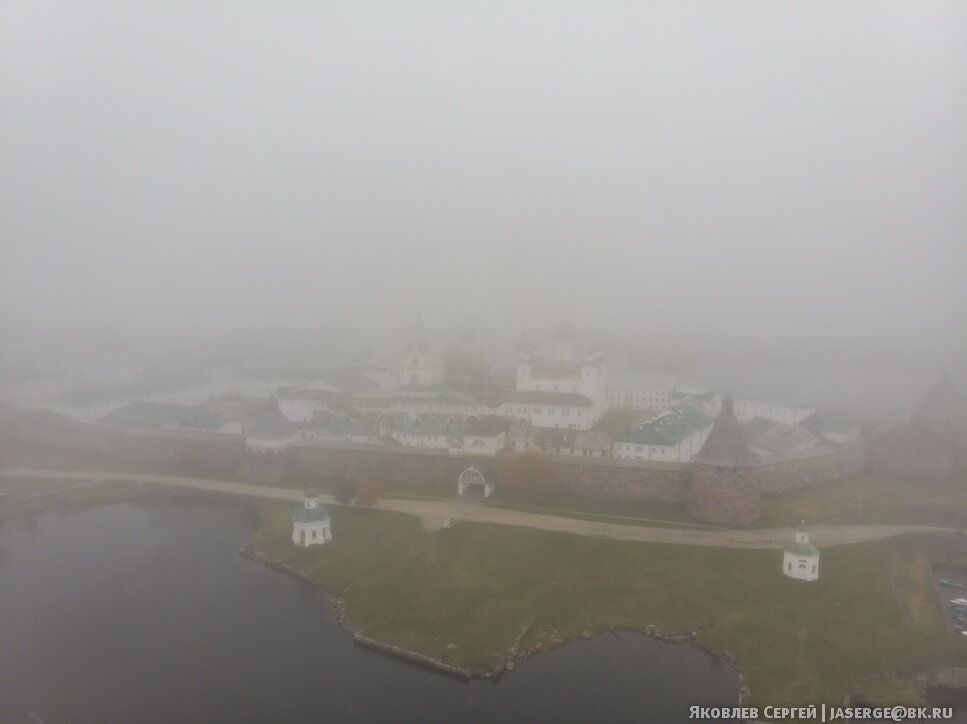 Туманное утро над Соловецким монастырем