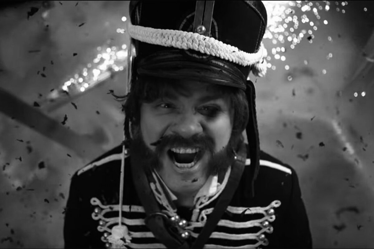 Гарик Харламов, кадр из сериала «Гусар». Посмотрели? Как впечатления?