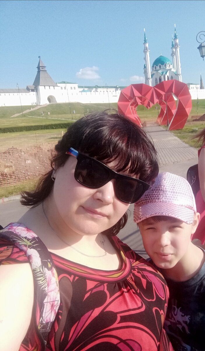 Мы с дочерью у Казанского кремля по пути на вокзал перед поездкой в Санкт-Петербург.