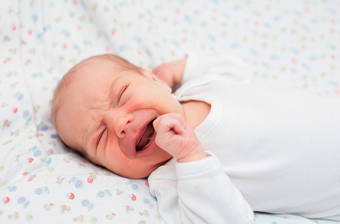 Почему плачет грудной ребенок. Беспокойный сон у ребенка. Беспокойный новорожденный ребенок. Крик новорожденного.