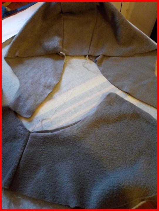 На волке из флиса стачаны плечевые швы, застрочены выточки и стачаны боковые части со средней. То же самое делается и волкой из трикотажного плотна
