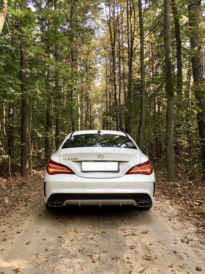 Раздвоенный выхлоп и взрослый прищур задних фонарей как бы намекает на класс.