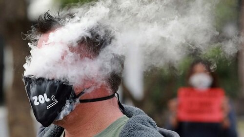 Житель Кейптауна (ЮАР) протестует против ограничений на курение. Источник фото: AP Photo/Nardus Engelbrecht.