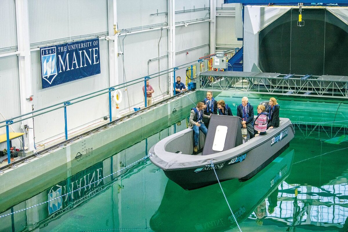 25-футовая лодка, напечатанная на 3D-принтере осенью 2019 года в Университете штата Мэн, оказалась самой большой в мире среди “напечатанных” лодок.