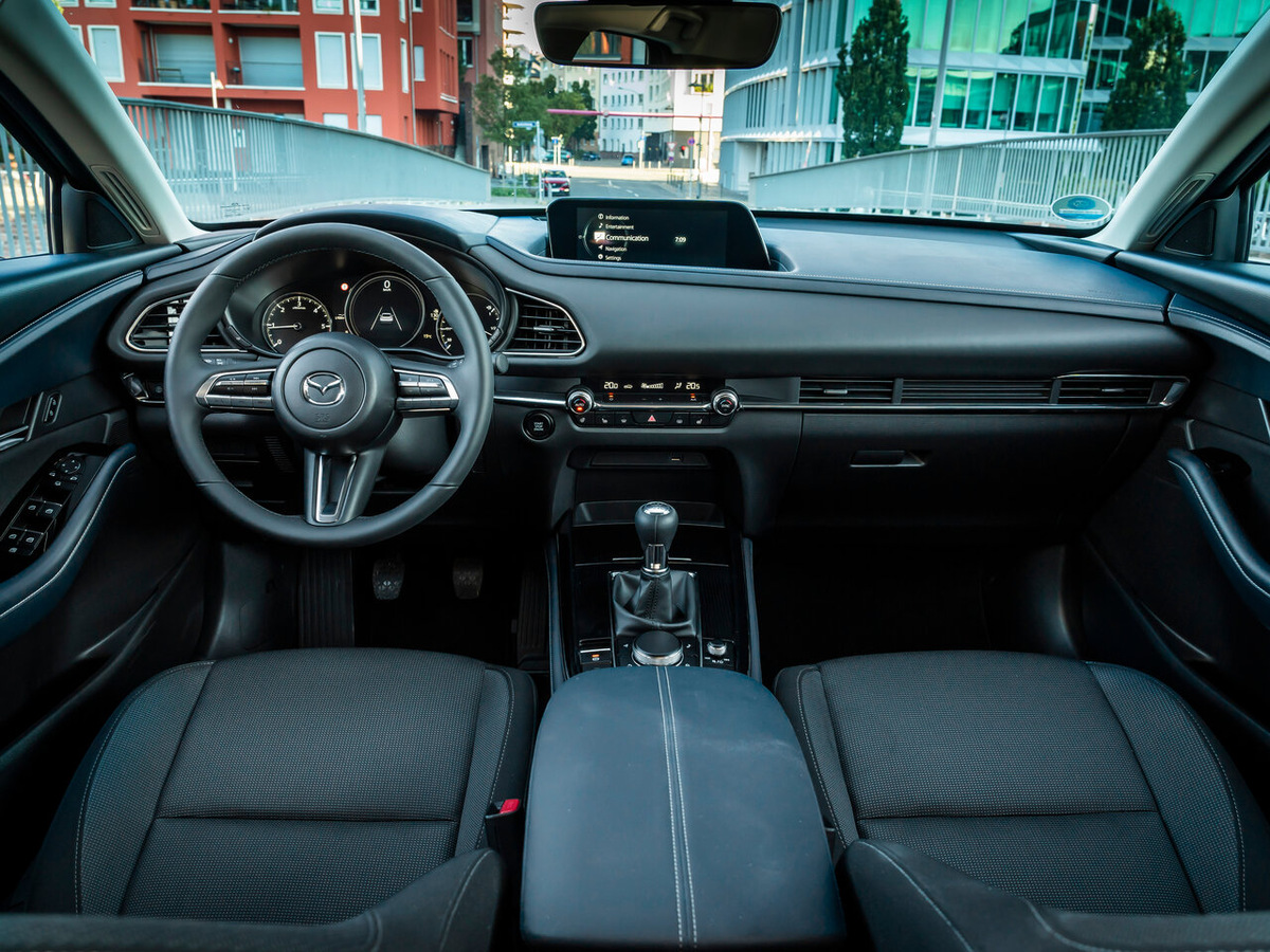 салон полностью копирует Mazda 3